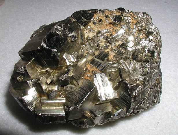 Cristaux cubiques de pyrite, exemple d’habitus cristallin cubique