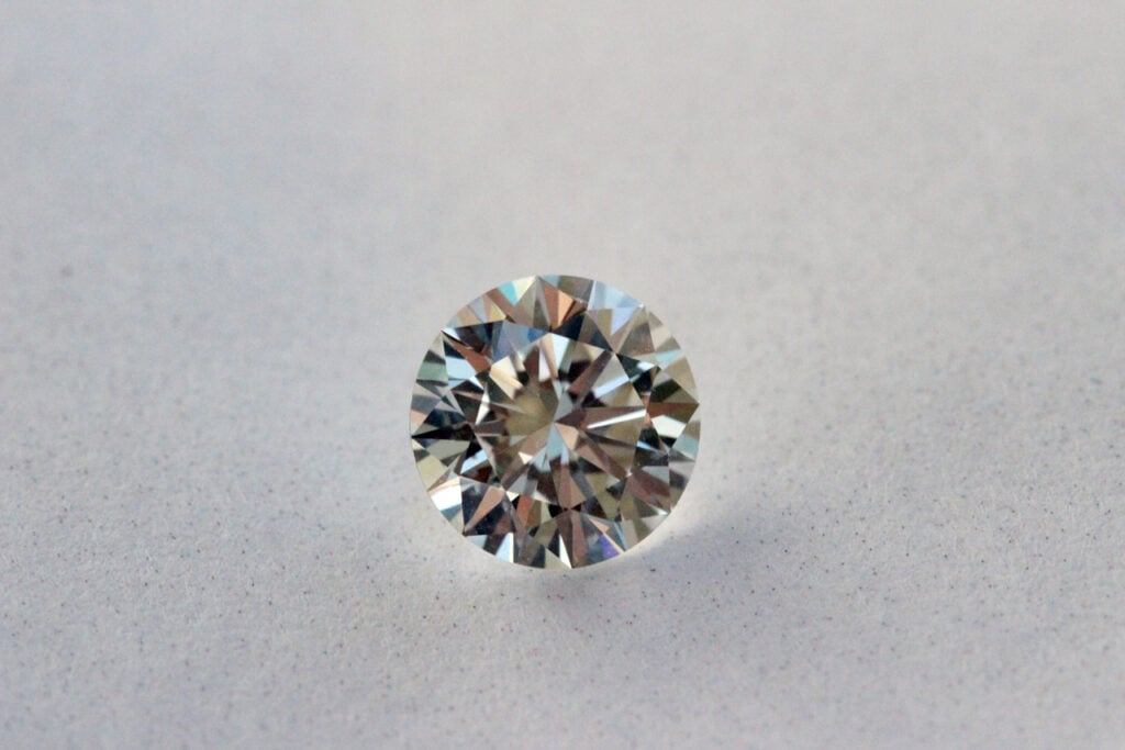 Diamant taillé en brillant, dont la conductivité thermique élevée permet de le distinguer des imitations