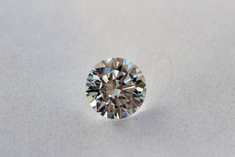 Diamant taillé en brillant, dont la conductivité thermique élevée permet de le distinguer des imitations