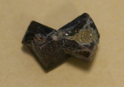 Cristaux de staurotide formant une croix, exemple classique de macle de pénétration