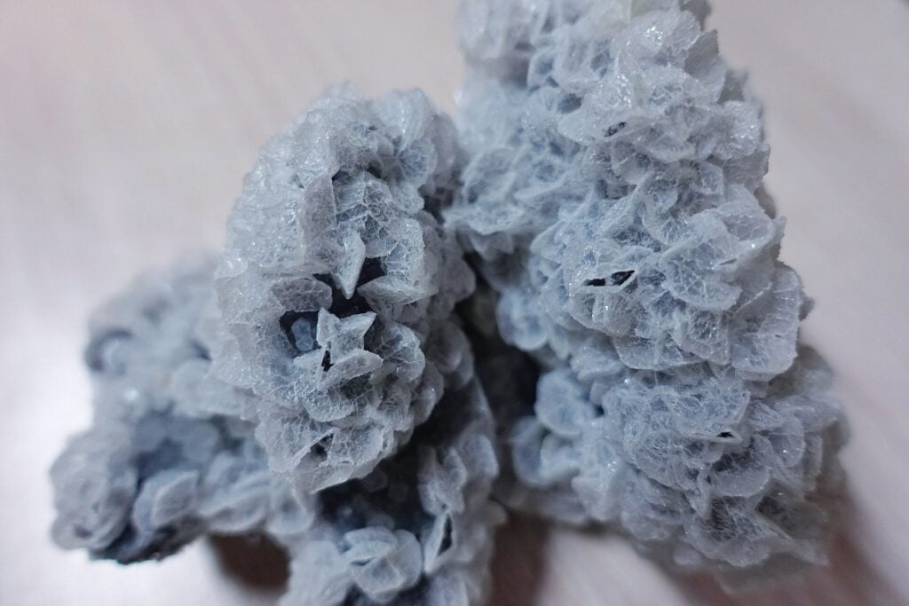 Amas de cristaux de quartz incolore, le minéral piézoélectrique le plus utilisé dans l'industrie