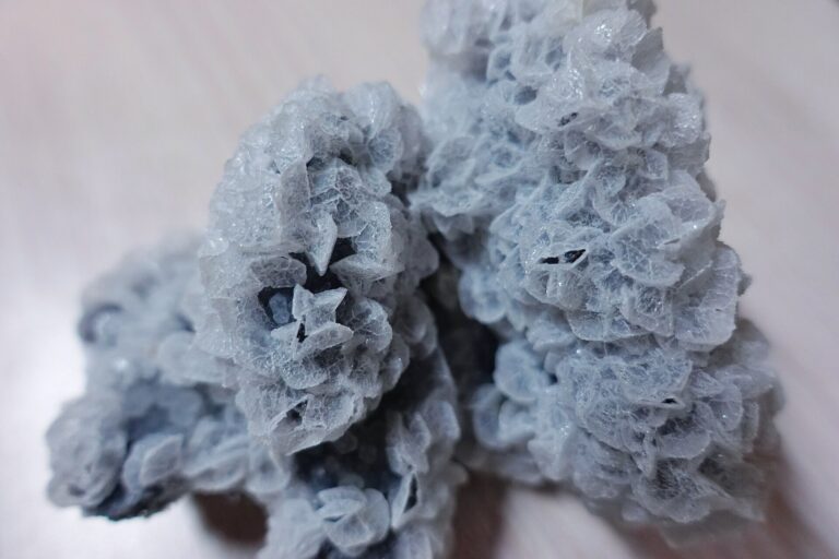 Amas de cristaux de quartz incolore, le minéral piézoélectrique le plus utilisé dans l'industrie
