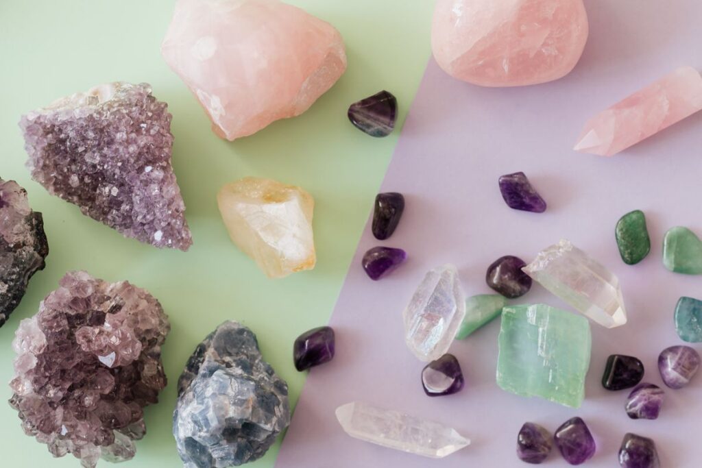 Améthyste, quartz rose, fluorite et autres pierres naturelles brutes et roulées